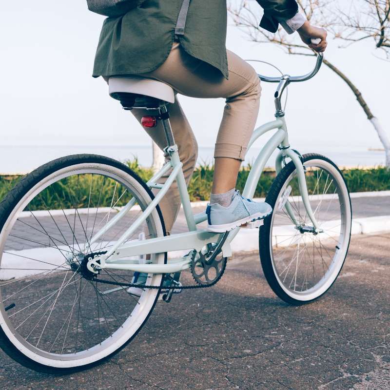 Chica manejando una bicicleta
